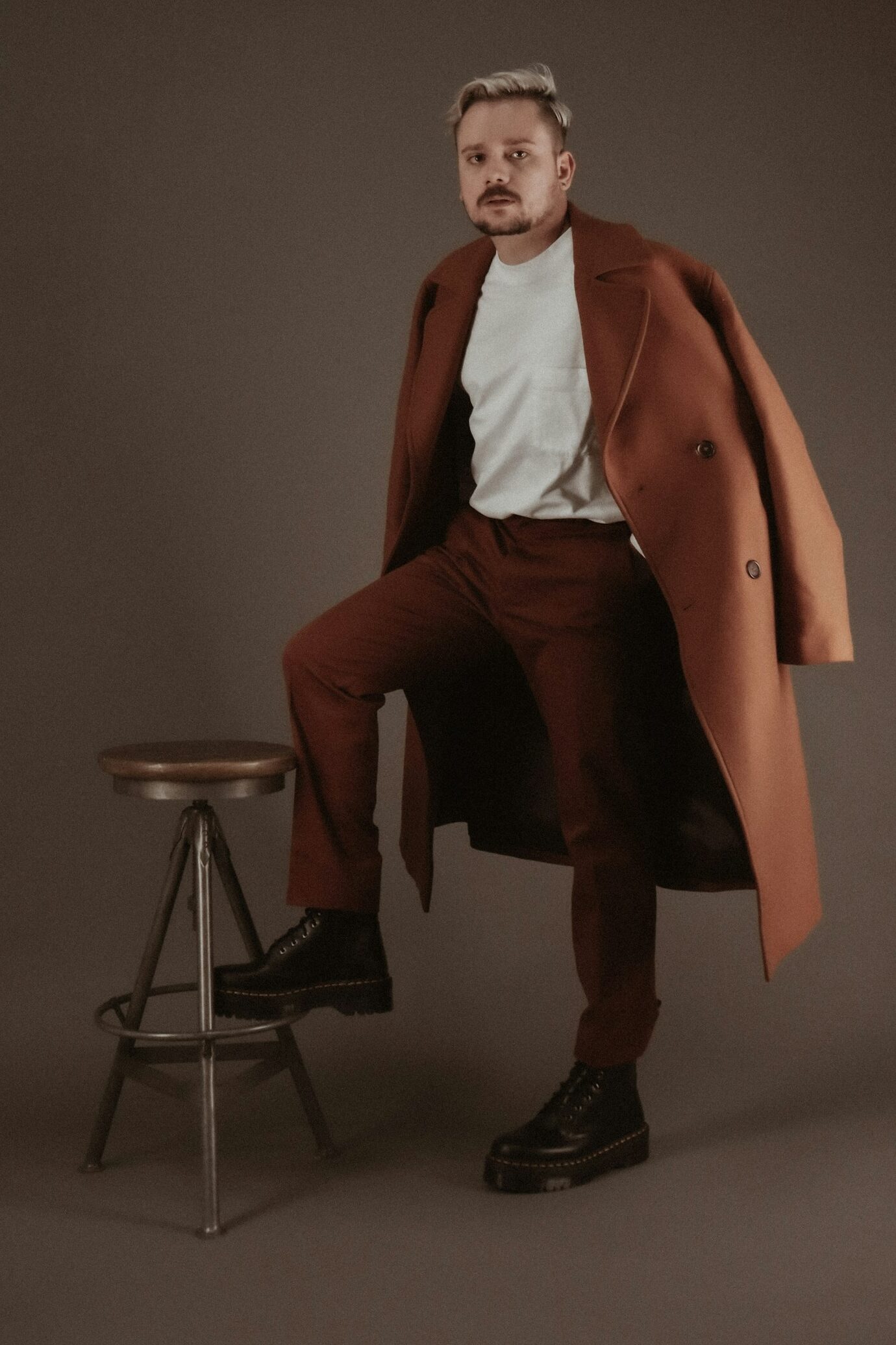 Manteau ceinturé long marron en laine pour homme - Etikashion